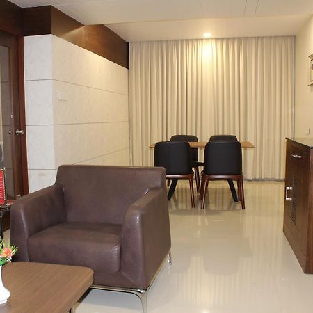 Hotel Grand Gayathri Khammam Extérieur photo