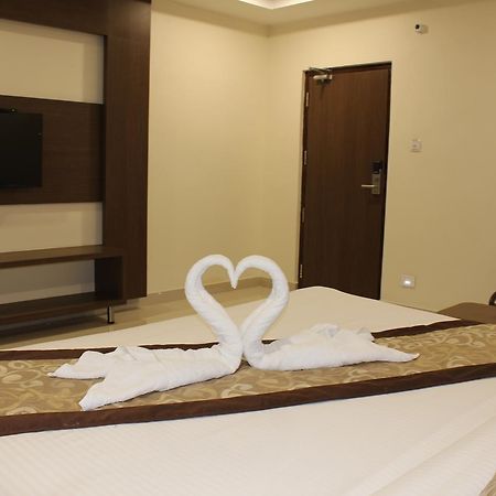 Hotel Grand Gayathri Khammam Extérieur photo