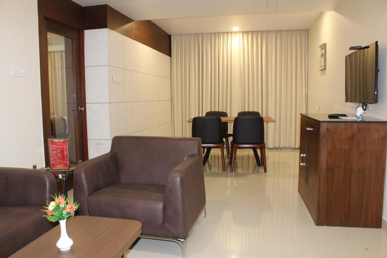Hotel Grand Gayathri Khammam Extérieur photo