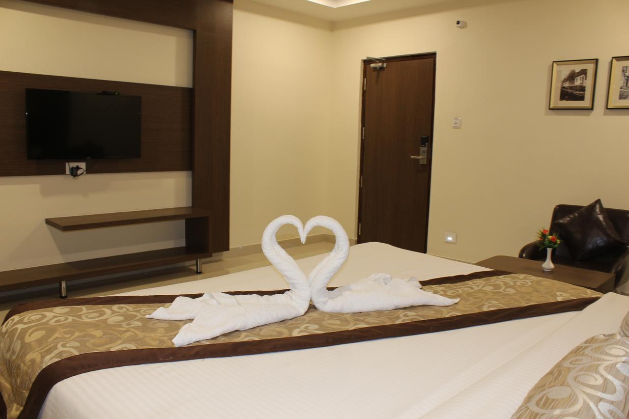 Hotel Grand Gayathri Khammam Extérieur photo