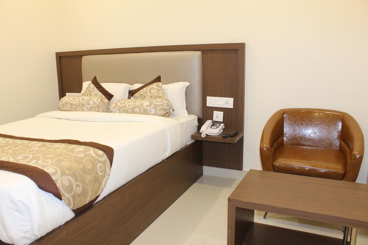 Hotel Grand Gayathri Khammam Extérieur photo