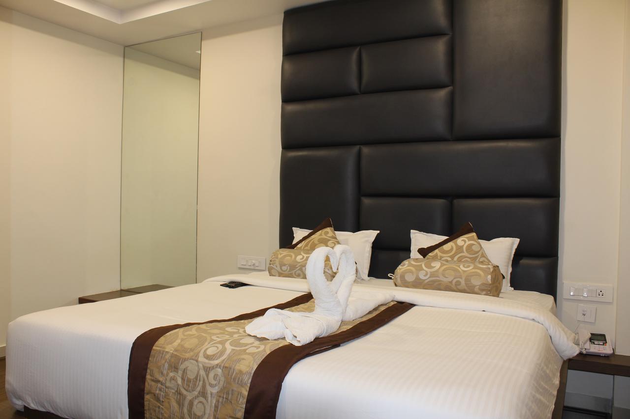 Hotel Grand Gayathri Khammam Extérieur photo