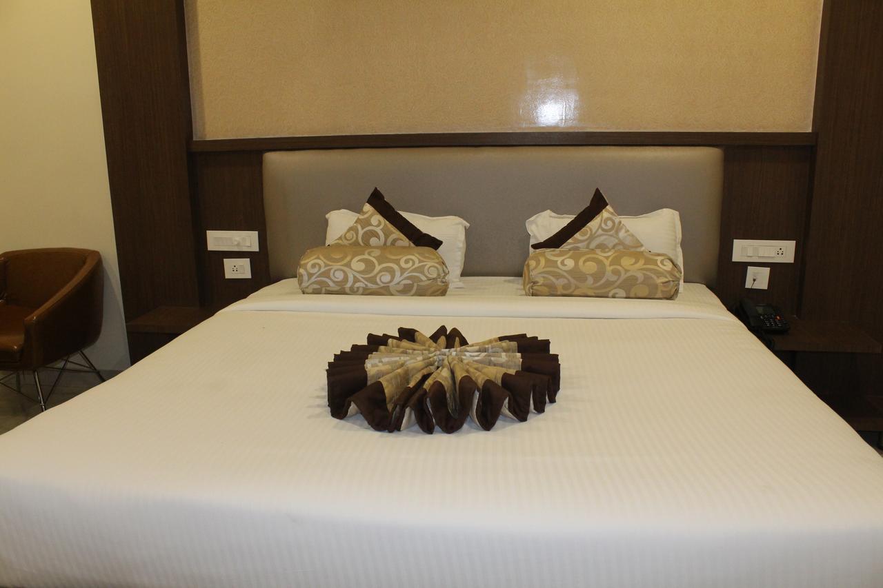 Hotel Grand Gayathri Khammam Extérieur photo