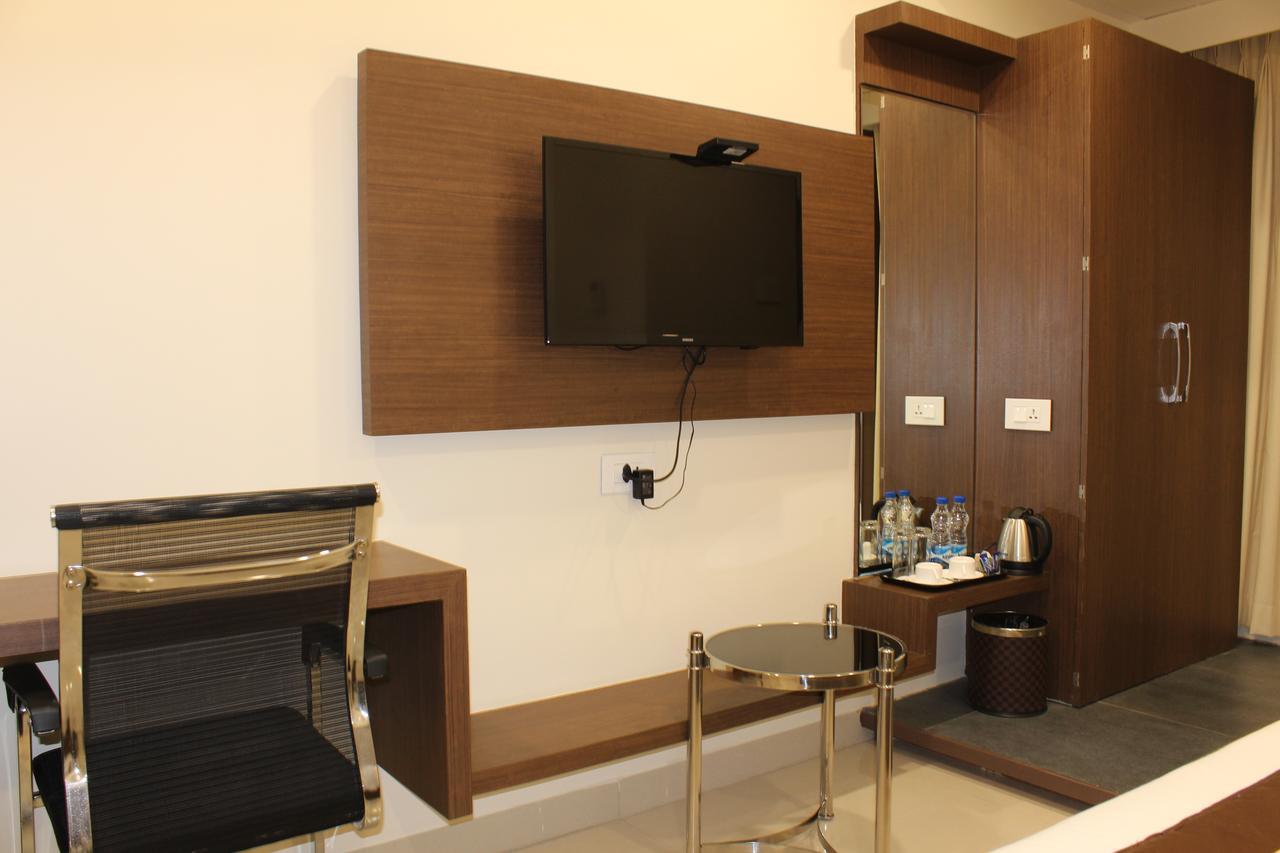 Hotel Grand Gayathri Khammam Extérieur photo