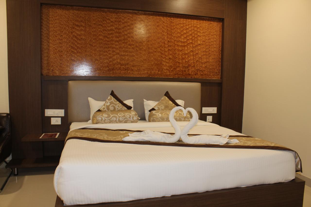 Hotel Grand Gayathri Khammam Extérieur photo