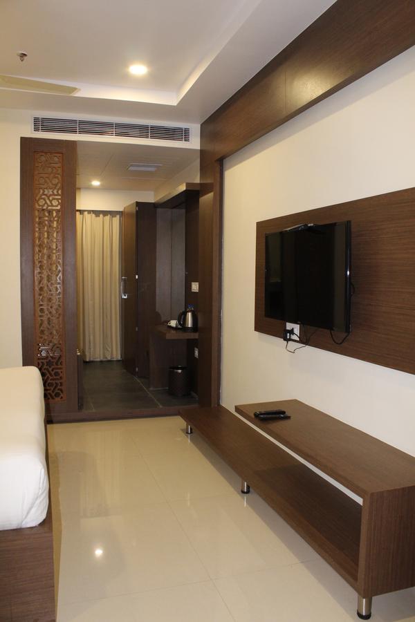 Hotel Grand Gayathri Khammam Extérieur photo