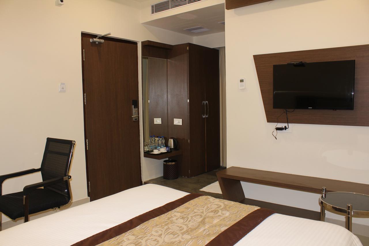 Hotel Grand Gayathri Khammam Extérieur photo