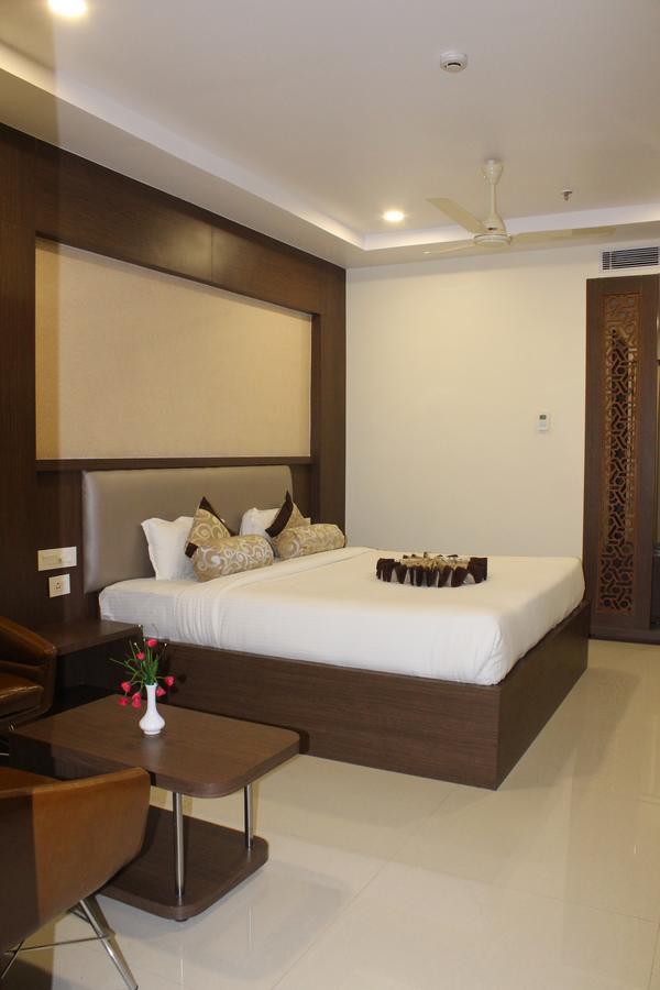 Hotel Grand Gayathri Khammam Extérieur photo
