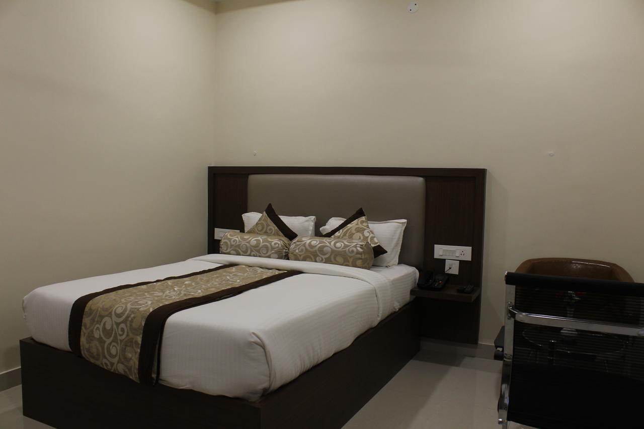 Hotel Grand Gayathri Khammam Extérieur photo