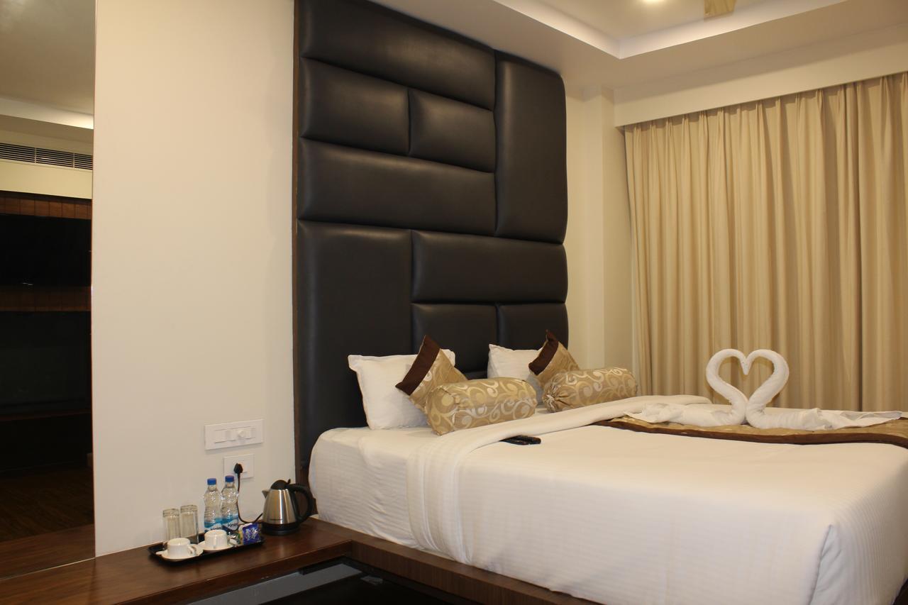 Hotel Grand Gayathri Khammam Extérieur photo