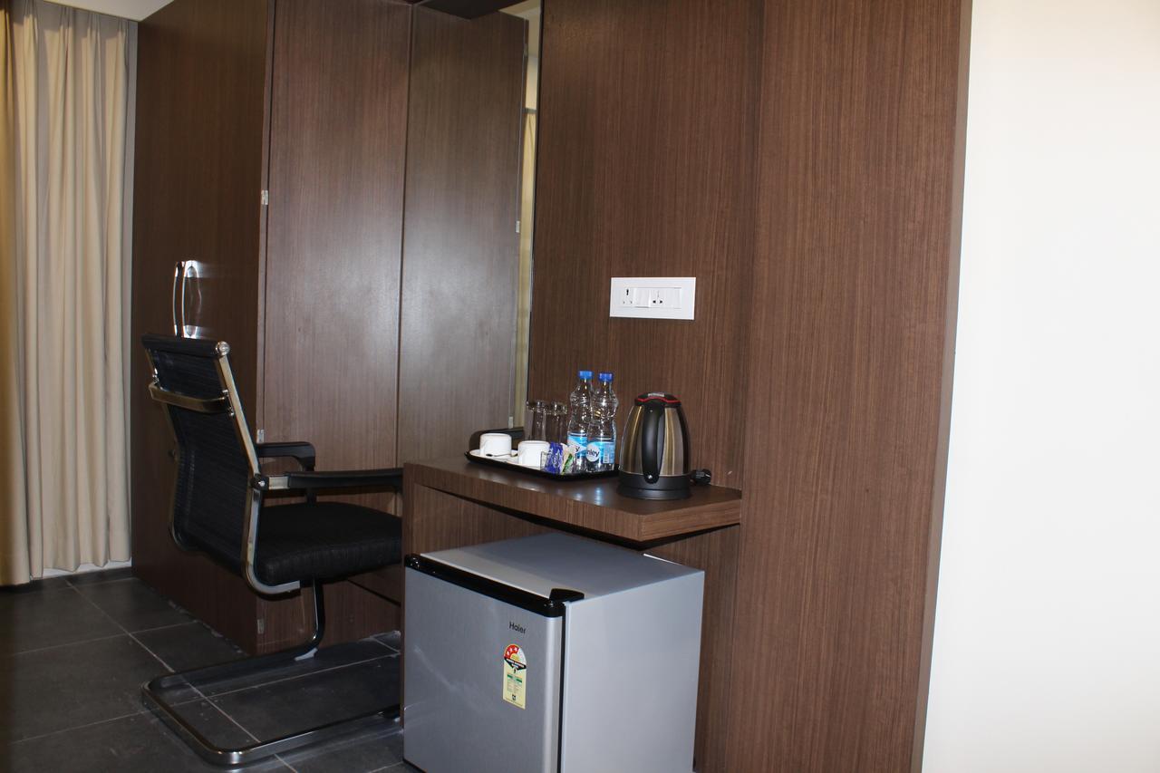 Hotel Grand Gayathri Khammam Extérieur photo