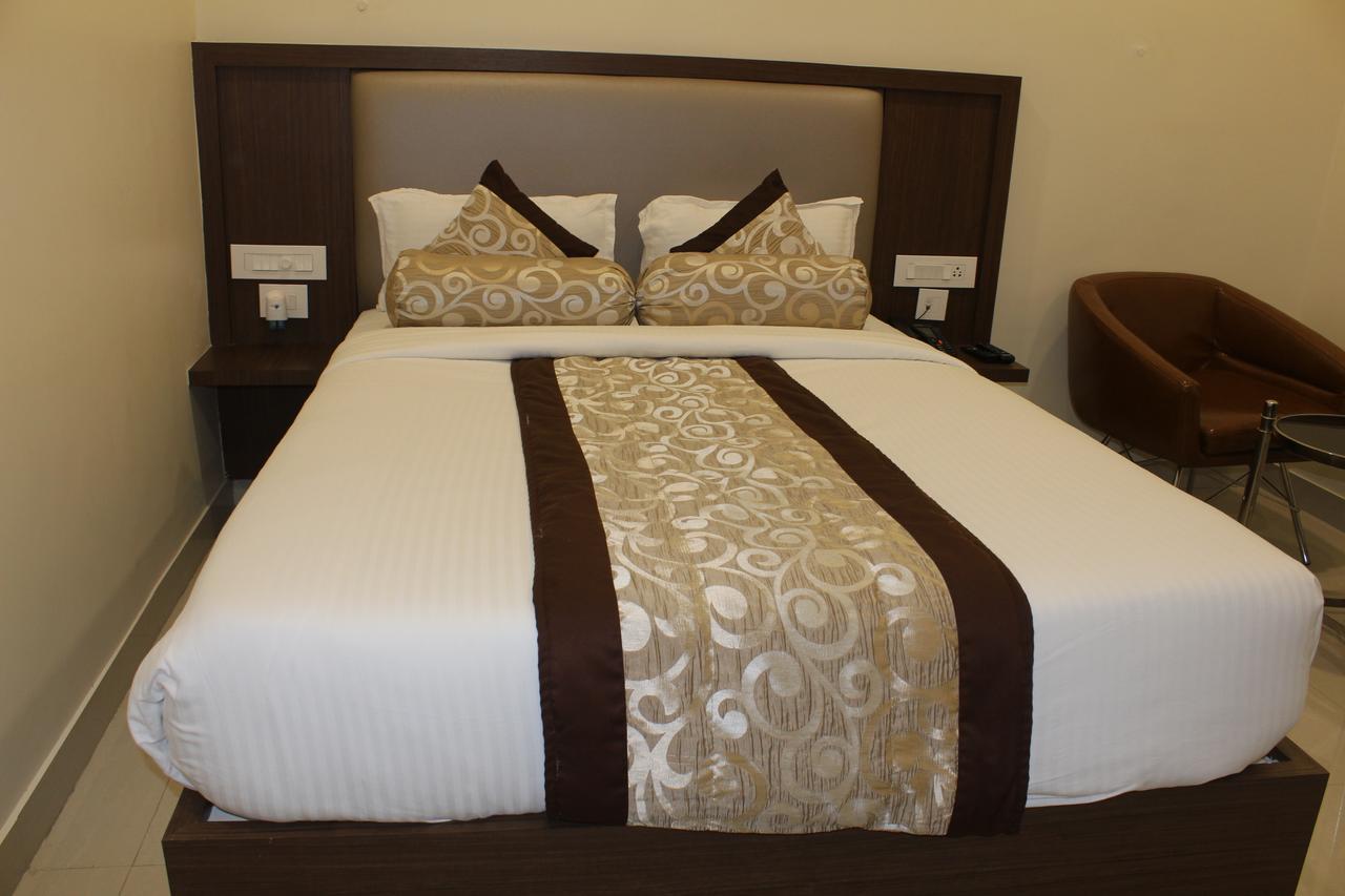 Hotel Grand Gayathri Khammam Extérieur photo
