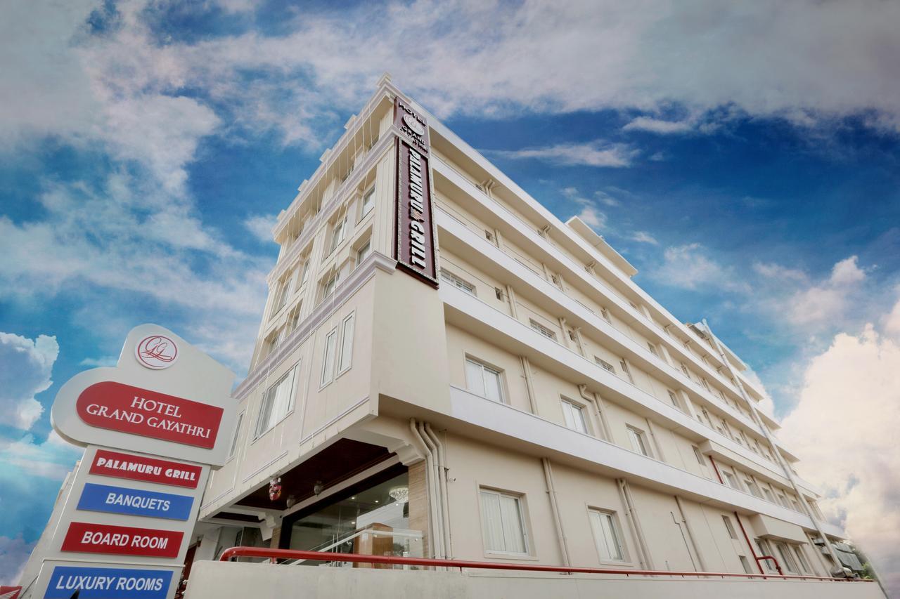 Hotel Grand Gayathri Khammam Extérieur photo