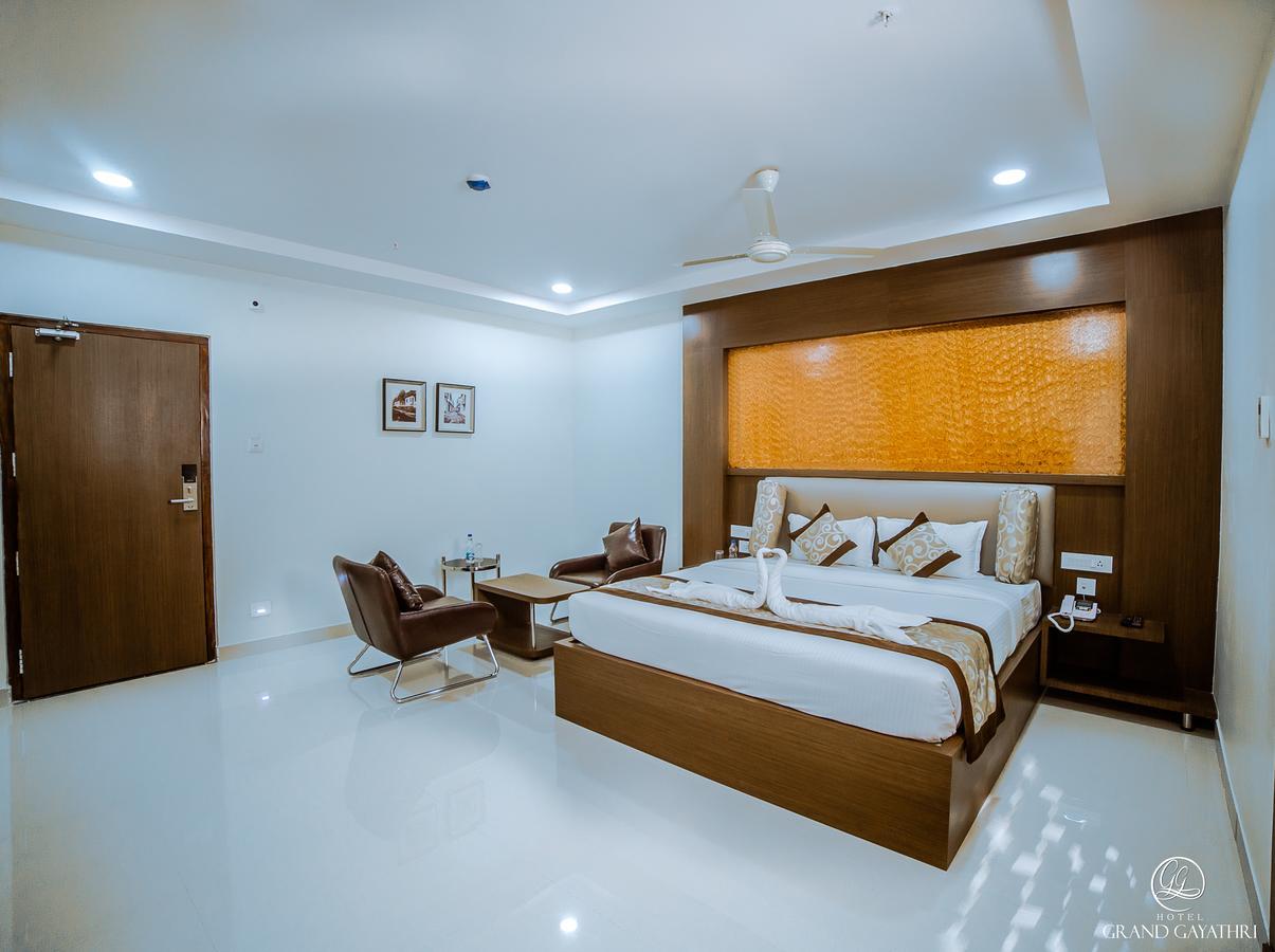 Hotel Grand Gayathri Khammam Extérieur photo