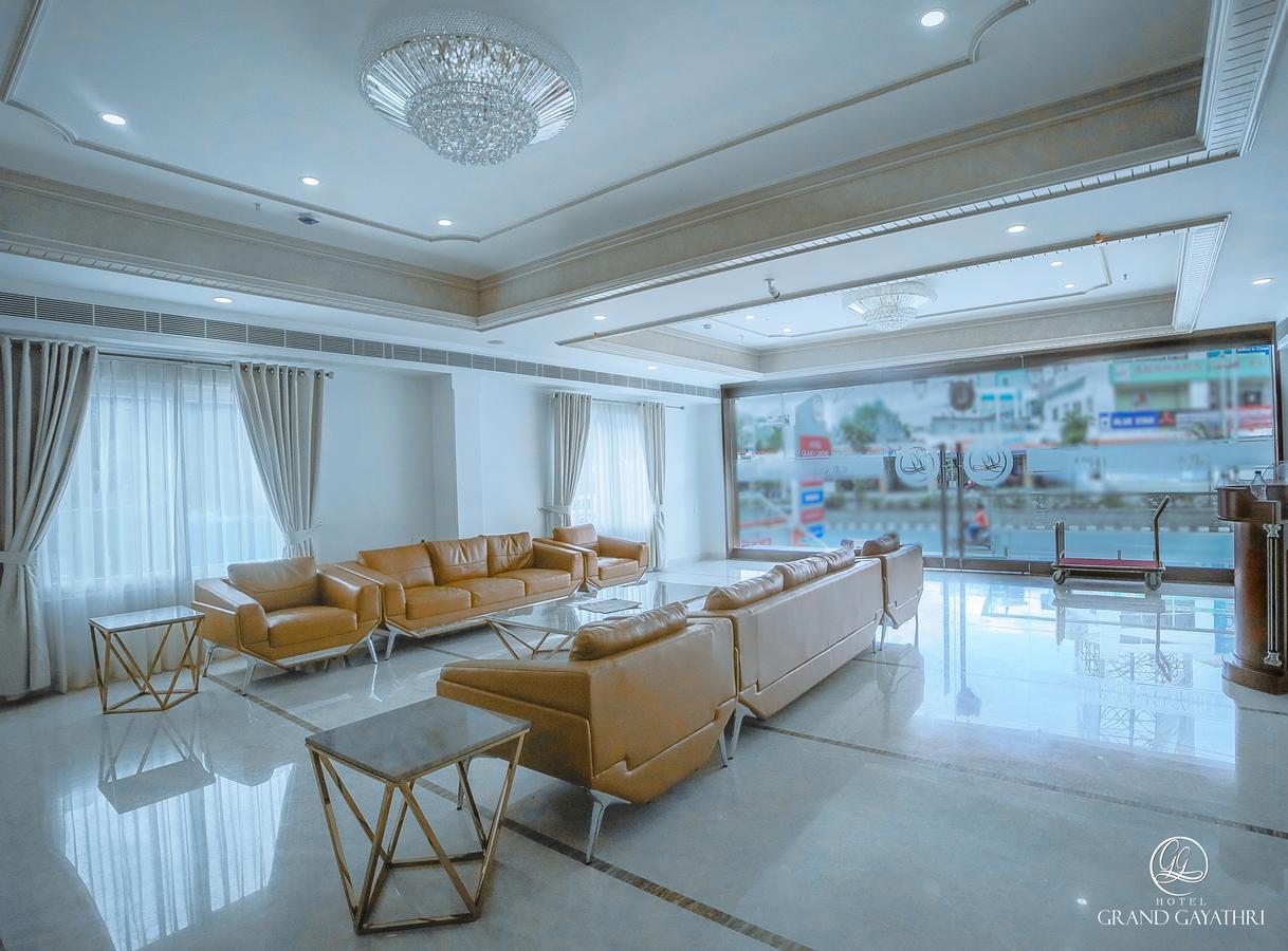 Hotel Grand Gayathri Khammam Extérieur photo